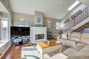 Living Room | 2nd Floor | Free WiFi | Central A/C & Heat | Smart TV