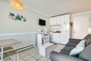 Living Room | Free WiFi | Full Sleeper Sofa | Single-Story Condo