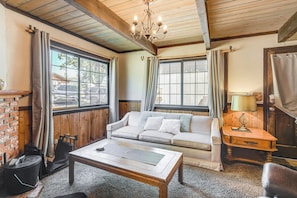 Living Room | 1st Floor | Queen Sleeper Sofa | Smart TV | Fireplace | Free WiFi