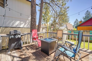 Deck | Gas Grill (Propane Provided) | Gas Fire Pit Table (Propane Provided)