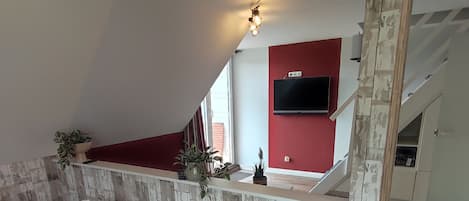 Kombinierter Wohn-Essbereich mit Kabel-TV