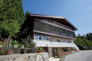 Außenseite Ferienhaus [Sommer]