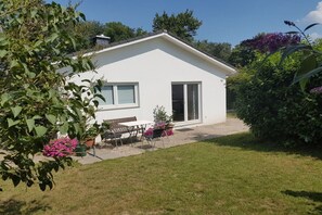 Stugans exteriör [sommar]
