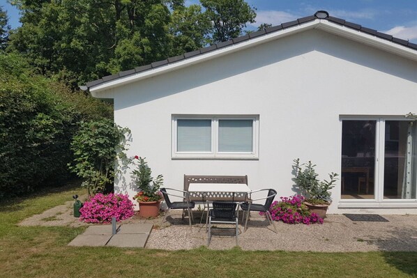 Stugans exteriör [sommar]