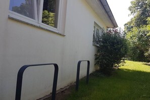 Stugans exteriör [sommar]