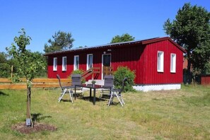 Stugans exteriör [sommar]