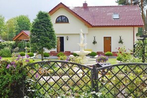 Stugans exteriör [sommar]