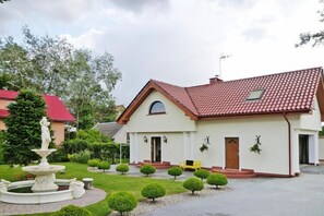 Stugans exteriör [sommar]