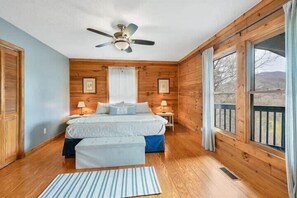 Master Bedroom en suite bath (King bed)