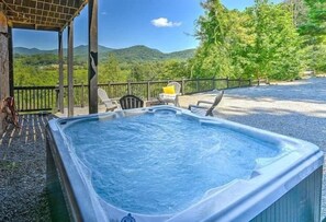 Hot Tub with STUNNING vast mountain views