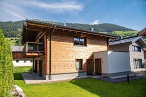 Stugans exteriör [sommar]