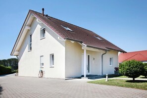 Stugans exteriör [sommar]