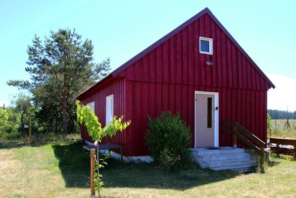 Stugans exteriör [sommar]