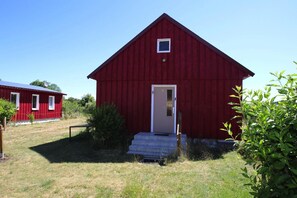 Stugans exteriör [sommar]