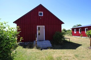 Stugans exteriör [sommar]