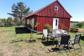 Stugans exteriör [sommar]