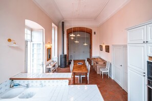 Fully-equipped kitchen - Dishwasher - Blender - Citrus press - Toaster - Delonghi coffee machine - Kettle - Full set of pots and pans - Table for 12 - Linen provided - Wood-burning stove.