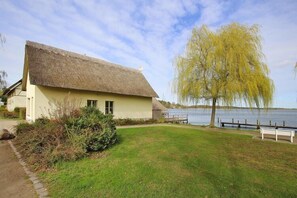Stugans exteriör [sommar]