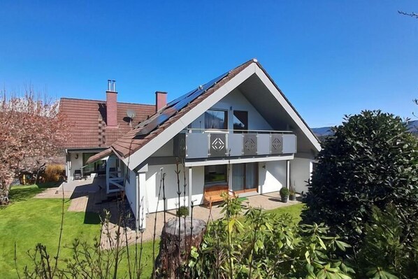 Stugans exteriör [sommar]