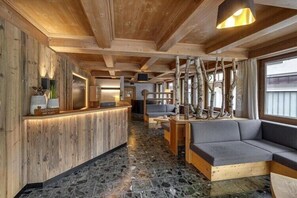 Entrance / Reception