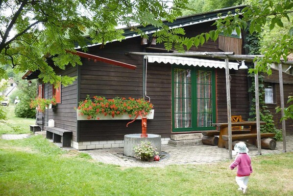 Stugans exteriör [sommar]