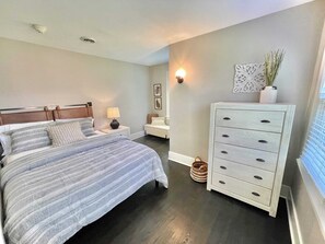 Bedroom 2, 1 Queen