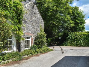 Exterior | Hollyhocks Cottage, Hellandbridge, near Bodmin