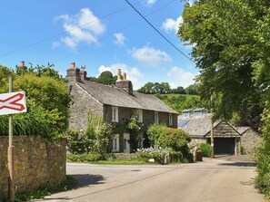 Setting | Hollyhocks Cottage, Hellandbridge, near Bodmin