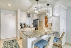 Kitchen - Granite countertops and breakfast bar