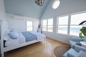 Master bedroom (king bed)
