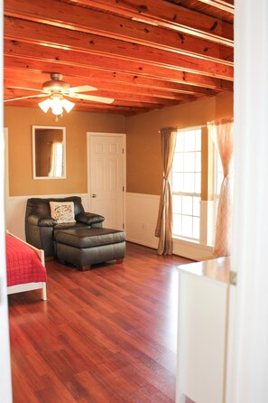 Main Cabin - Bedroom 1 with lake view and full bathroom w/ tub.  1 queen bed