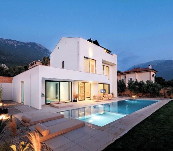 Mountain-view Villa —ideal for families and friends