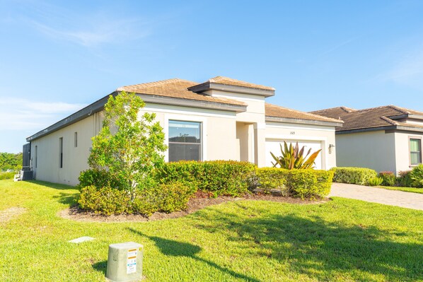 Grass, Lawn, Cottage, House, Neighborhood