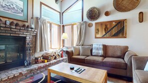 Home Decor, Furniture, Indoors, Living Room, Table