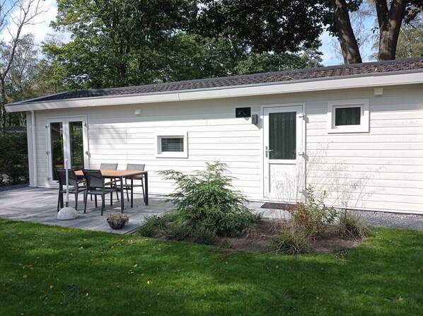 The outside with a nice garden with also a private parking spot at Holiday Home Ayla