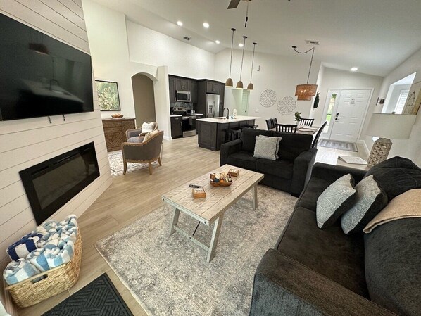 3067BAL - LivingRoom (2).jpeg