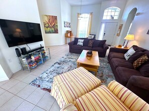 1541GUV - Living Room (2).jpeg