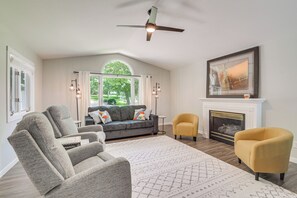 Living Room | Main Level | Queen Sleeper Sofa | Gas Fireplace