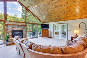 Living Room | Smart TV | Free WiFi | Gas Fireplace