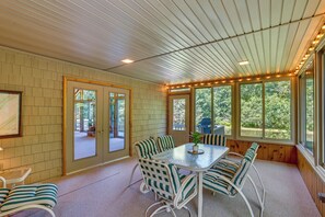 Screened-In Porch | Outdoor Dining Set