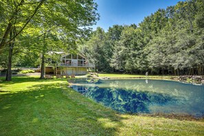 Fishing Pond On-Site | Backyard | Fire Pit (Wood Provided) | Deck