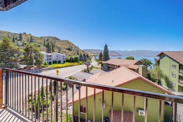 Chelan Vacation Rental | 2BR | 2BA | Step-Free Access | 908 Sq Ft