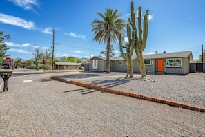 Tucson Oasis: Spacious & Comfortable Home with Pool & Quiet Charm- by Rather Be Properties