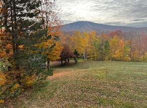 Magnificent fall foliage views from our deck and hot tub. Just breathtaking!