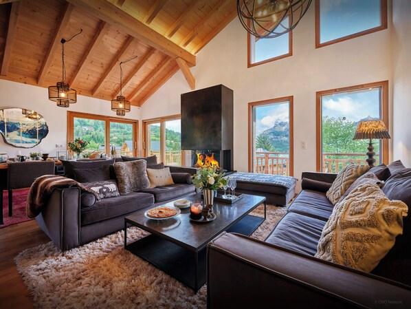 Lounge/Dining