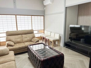 ・[Living room] There is a sofa where you can relax.
