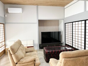 ・[Living] There is also a large TV. You might be able to watch your favorite programs♪