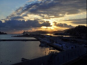 [Japanese-style room with 12 tatami mats] Enjoy the contrast between Kamaishi Bay and the beautiful morning glow.