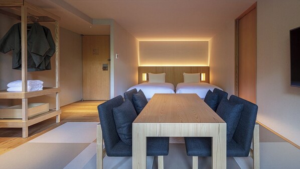 [Forest Twin] 44m² / bed width 1,200mm + futon. A room surrounded by greenery on the mountain side.