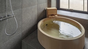 [Guest room facilities/semi-open-air bath] Enjoy a relaxing stay in a space filled with the scent of Japanese cypress.